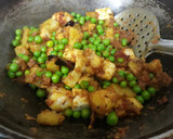 A picture of step 4 of Matar paneer.