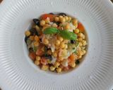 Foto del paso 7 de la receta: Ensalada de garbanzos y bacalao ahumado con vinagreta de escalonias y apio