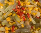 Foto langkah ke 4 dari resep Tumis sayur labu jagung.