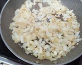 Foto del paso 1 de la receta: Tortilla de patata cocida, calabacín y cebolla