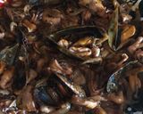 Foto del paso 4 de la receta Calamarcitos con mejillones encebollados con salsa