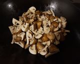 A picture of step 5 of Mushrooms in oyster sauce.