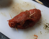 Foto del paso 2 de la receta: Rollos de carne rellenos con salsa de cebolla y vino