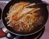 Foto langkah ke 4 dari resep Jamur Enoki Saos Pedas.