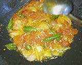 உடைத்து ஊற்றிய முட்டை குழம்பு(muttai kuzhambu recipe in tamil) ரெசிபி ஸ்டேப் 2 புகைப்படம்