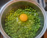 Foto del passaggio 5 della ricetta Uova in camicia in zuppa di piselli freschi🫛🥚🍳👔