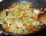 Foto del paso 3 de la receta: Lomo de cerdo con salsa/crema de zanahorias y puerros