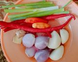 Foto langkah ke 4 dari resep Oseng Kecambah Sosis Pedas.