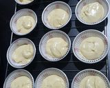 Foto langkah ke 2 dari resep Strawberry and Creamy Cupcakes.