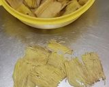 Foto langkah ke 2 dari resep Bakpao Gulung Isi Abon Kulit Pisang.