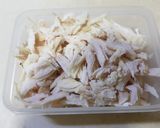 รูปขั้นตอนการทำที่ 1 ของ อกไก่ฉีกผัดกระเทียม