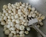 रोस्टेड मखाने(roasted makhana recipe in hindi) रेसिपी चरण 2 फोटो
