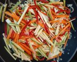 Foto del paso 1 de la receta: Tallarines con verduras y pollo