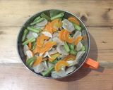 Foto langkah ke 3 dari resep Tumis buncis wortel bakso ayam.