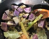 Foto langkah ke 2 dari resep 12. Semur Ati Ayam Kentang Ungu.