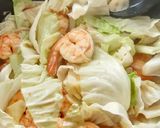 รูปขั้นตอนการทำที่ 2 ของ "กะหล่ำปลีผัดกุ้งแบบง่ายๆ" Easy Stir Fried Cabbage with Shrimp😋