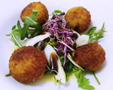 Foto del paso 3 de la receta: Ensalada templada de rúcula y germinados con croquetas de ancas al ajo negro