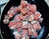 Une image de l'étape 3 de Viande poêlée accompagnée de pommes de terre au four 🍴.