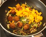 Foto del paso 8 de la receta: Tortelinis, salsa paternoster, albóndigas vegetales y pan a la "Pepeluí"