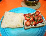 Foto del paso 2 de la receta: Sándwich de fresas, queso y miel