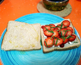Foto del paso 2 de la receta: Sándwich de fresas, queso y miel