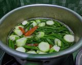 Foto langkah ke 3 dari resep Sayur Bening Kacang Panjang.