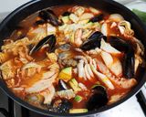 Foto langkah ke 7 dari resep Jjampong, Sup kuah seafood Korea. Pedes, gampang dan seger.
