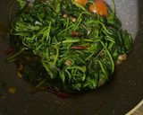 Foto langkah ke 3 dari resep Cah Kangkung Saus Tiram.