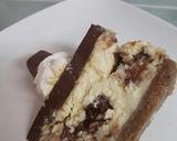 A picture of step 13 of Snicker chocolate mousse cheesecake.