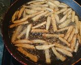 Szezámmagos csirkemellcsíkok szalmakrumplival, szósszal recept fázis 10 fotója