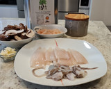 Foto del paso 1 de la receta: Salteado de chipirones al ajillo con gambas y champiñones