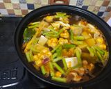 Foto langkah ke 2 dari resep Tomyam vegetables with boiled egg.