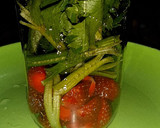Foto langkah ke 2 dari resep Jus Sehat Seleberry (Seledri & Strawberry) #3.