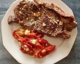 Foto del paso 2 de la receta: Entrecotte al punto con ensalada de pimientos rojos