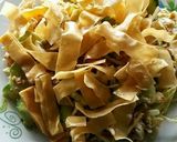 Foto langkah ke 1 dari resep Karedok tabur kulit popia goreng.
