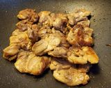 Foto del paso 4 de la receta: Pollo con verduras en salsa de soya🌺