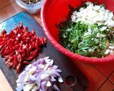Foto langkah ke 1 dari resep Tumis Daun Kencur Teri Medan.