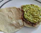 Foto del paso 2 de la receta: Sándwich de frijoles, aguacate y tomate🍅 en pan pita🫓🥪🥑