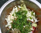A picture of step 1 of Tortilla de repollo (cabbage omelette).