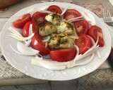 Foto del paso 3 de la receta: Rape a la plancha con guarnición de tomate y cebolla
