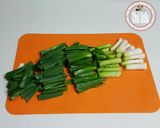 Hình bước làm 1 của món Tỏi Tây Trộn Cay 픗마늘 무침