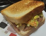 Foto del paso 6 de la receta: Sándwich🍗de pollo🥓y ensalada fresca🥯🧅🥑