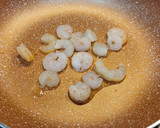 Foto del paso 2 de la receta: Bocata abierto de revuelto de gambas, champiñones, queso y 🥑