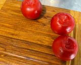 Une image de l'étape 1 de Salade composée de tomates et persil à la mozzarella di buffala et crème de balsamique.