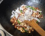 A picture of step 5 of Murmura chiwda.