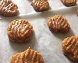 Foto del passaggio 3 della ricetta Biscotti al burro di arachidi ricoperti di cioccolato fondente