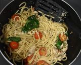 Foto langkah ke 6 dari resep Oseng Spaghetti Ayam dan tomat Cherry.
