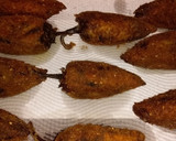 Foto del paso 5 de la receta: Pimientos Poblano Empanizados Rellenos Con Cordero Rallado Y Queso