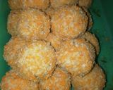 Foto langkah ke 5 dari resep Bola-bola Pisang Coklat Lumer.