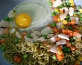 รูปขั้นตอนการทำที่ 3 ของ ผัดมาม่า ผัดเส้นผัก อกไก่ คลีน